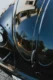 detalle de reflejo en carro negro